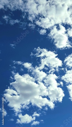Fotografía Cielo blu con le nuvole bianche