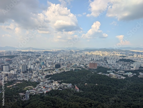 Canvas Print Expansive panoramic daytime view of the sprawling Seoul metropolis, dense buildings, and distant mountains
