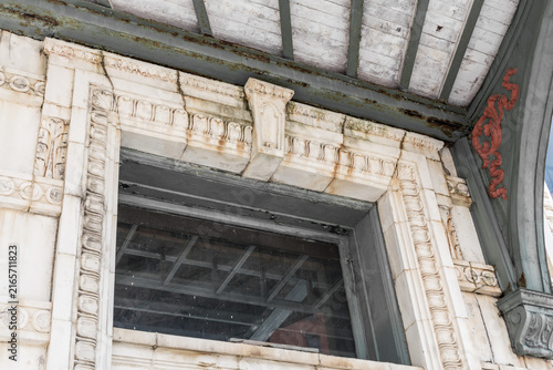 Fotografía Ornate Classical Window Frame with Decorative Molding Detail
