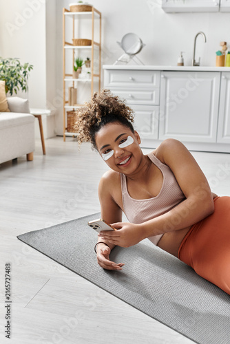 Foto Relaxing afternoon with a young african american woman enjoying self care at hom