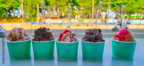 Foto Gourmet summer dessert of chocolate and strawberry ice cream