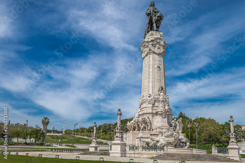 Foto Lisbon, Portugal-April 11, 2024:Marquês de Pombal Square (Praça Marquês de Pombal) with the bronze statue dedicated to Sebastião José de Carvalho (Marquis of Pombal)