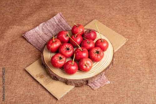 Canvastavla Red Hawthorn Berries on Rustic Wooden Slice with Burlap Background