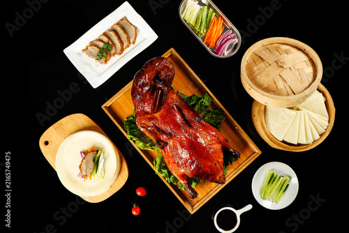 Foto Beijing Roasted Duck with Pancakes and Vegetables - Traditional Chinese Cuisine