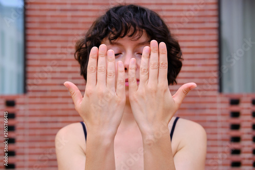 Foto close up of Woman showing her hands in meditation