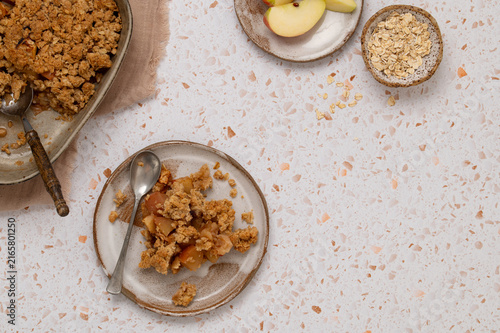Cuadro en lienzo Apple crumble with oats on ceramic plate, autumn baking flat lay with copy space