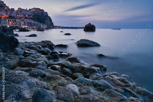 Foto Long exposure blue hour view of Chianalea village and Ruffo Castle from the rock