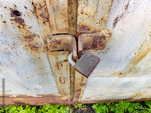 Quadro su tela Rusty vintage padlock hanging on corroded iron latch of old garage metal gate