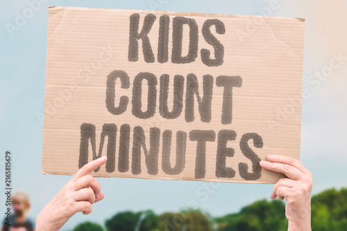 Canvastavla "Kids count minutes" Time awareness heightened