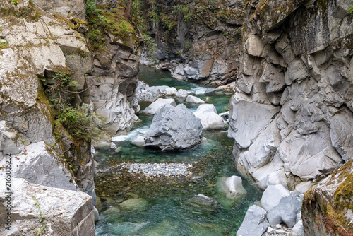 Foto Emerald River Gorge With Massive Granite Boulders at Othello Tunnels Near Hope,