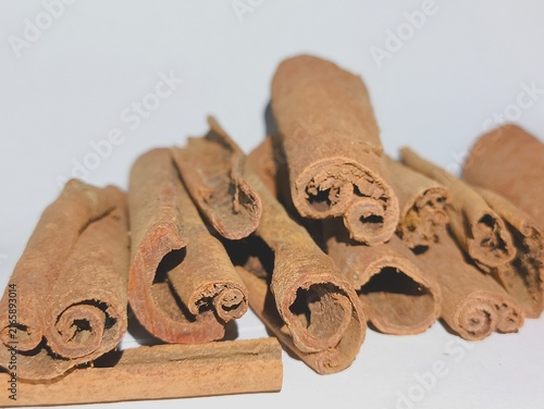 Foto A pile of aromatic cinnamon sticks (Cinnamomum cassia)