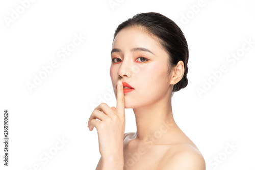 Foto Young woman with beauty makeup making silence gesture in studio