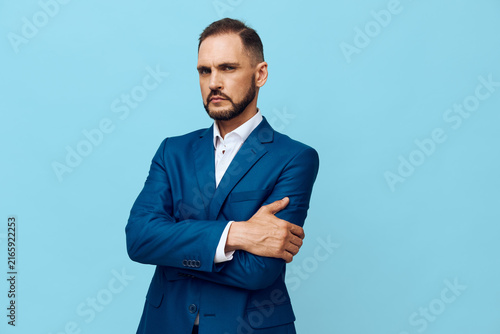 Fotografía A professional man stands against an isolated blue background, exuding confidence and focus