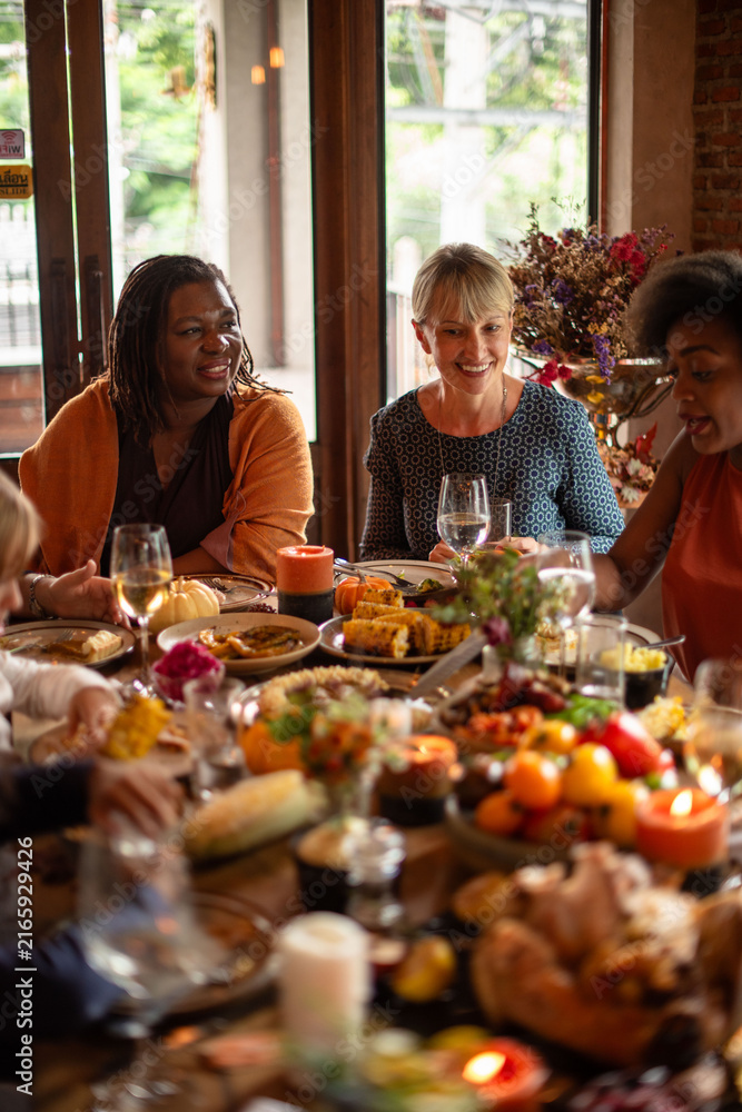Naklejka premium Joyful diverse friends dining together.