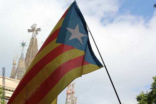 Bild auf Leinwand A Catalan flag waving with La Sagrada Familia on the background.