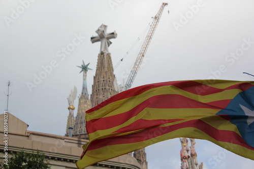 Fotografie A Catalan flag waving with La Sagrada Familia on the background.