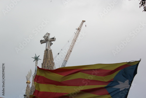 Quadro su tela A Catalan flag waving with La Sagrada Familia on the background.