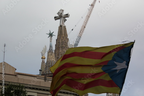 Foto A Catalan flag waving with La Sagrada Familia on the background.
