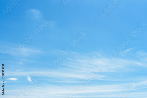 夏の朝の明るい青空とスジ雲09.