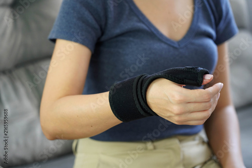 Canvastavla Close Up Of Thumb Tendonitis Arm Brace For Hand Wrist Pain Relief