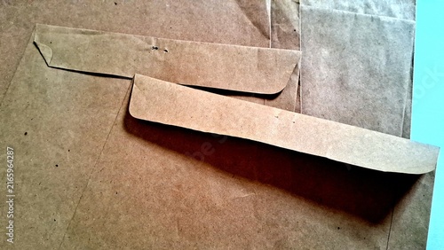 Foto Stacked brown kraft paper envelopes arranged in a rustic flat lay