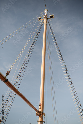 Canvas Print Tall sailboat mast without sails