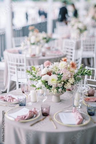 Obraz na płótnie Elegant wedding table setting with pastel floral arrangement