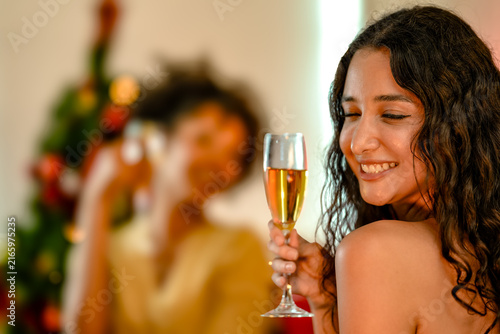 Foto Two happy multiethnic young women toast in close up with golden bubbles rising i