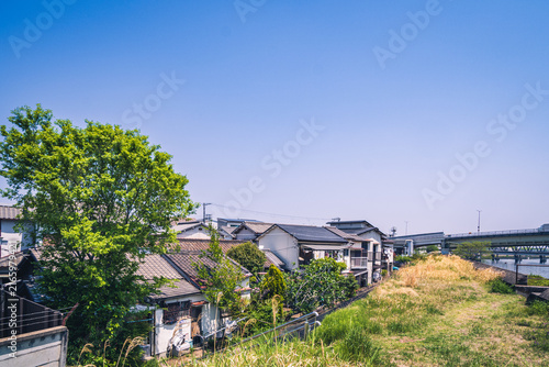 河川敷に隣接する日本の古い民家と街並み
