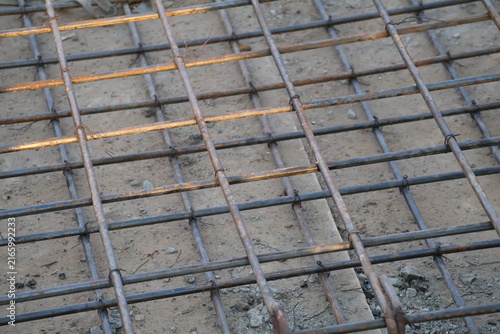 Foto Steel reinforcement framework prepared for concrete foundation ground casting co