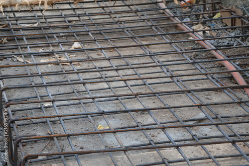 Foto Steel reinforcement framework prepared for concrete foundation ground casting co