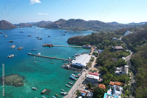фотографія Labuan Bajo Coastline With Pier, Boats and Turquoise Water