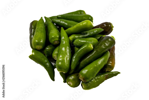 Foto A pile of fresh, raw green chili peppers with smooth, glossy skins, arranged in