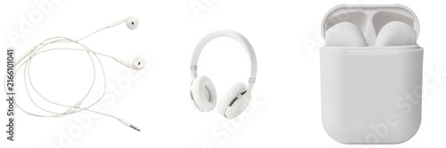 Foto Three types of white headphones: wired earbuds, over-ear headphones, and wireless earbuds in a charging case, isolated on a white background