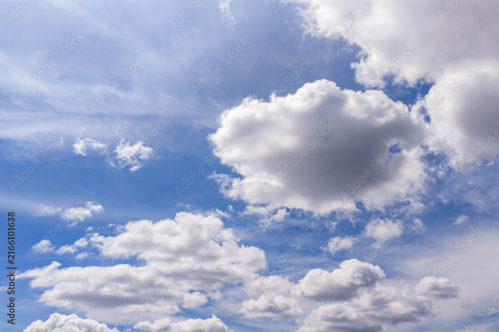 Fototapeta premium Calm blue sky texture with soft clouds, atmospheric haze and copy space