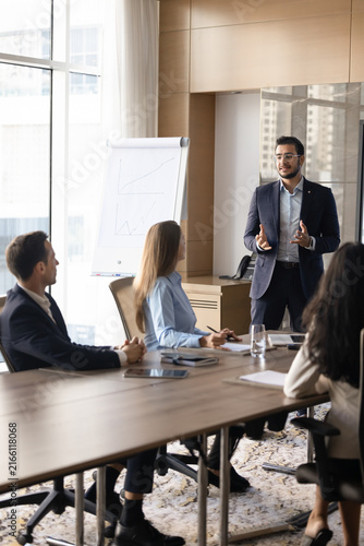 Foto Middle-eastern businessman present business strategy to colleagues at profession