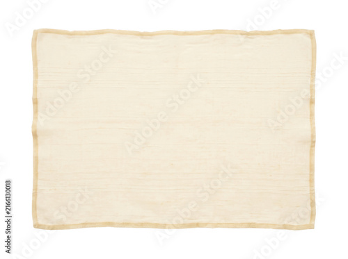 Um pano de prato retangular de tecido bege claro com textura natural, isolado em um fundo branco, ideal para apresentações de produtos, culinária e design de interiores.