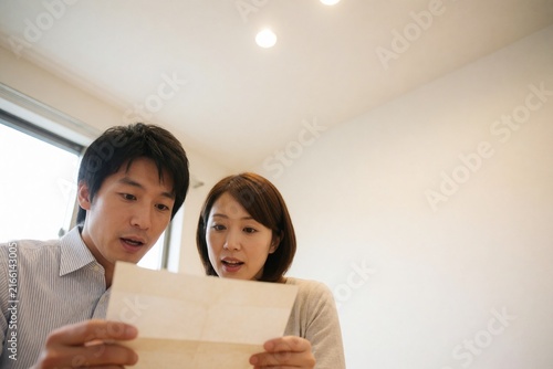 Plakat カフェで封筒の知らせに驚くシニア夫婦