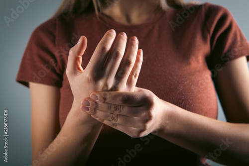 Foto Close-up of a woman suffering from finger pain
