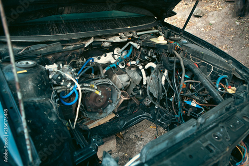 Foto Abandoned car engine in junkyard. Car service concept