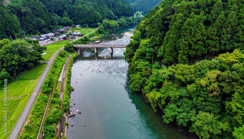 Fototapeta premium 日本の田舎のきれいな川の俯瞰した写真