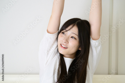 Obraz w ramie ベッドでストレッチをする日本人女性