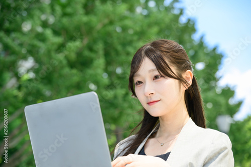 ノートパソコンを持つ日本人女性