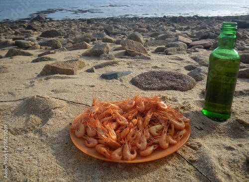 Принти на полотні Assiette de crevettes roses ou de bouquet posée sur le sable, en Bretagne (île d