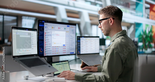 Plakat Young IT Support Specialist Solves Customer Issue