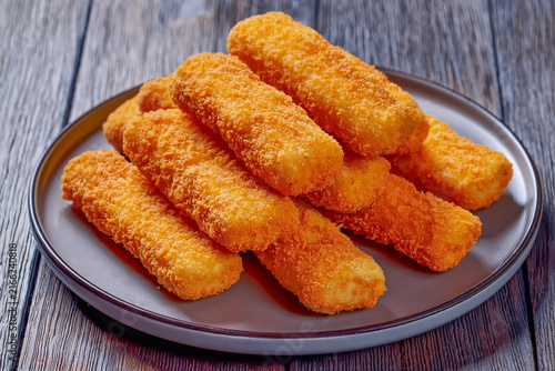 Viele Fischstäbchen auf einem Teller