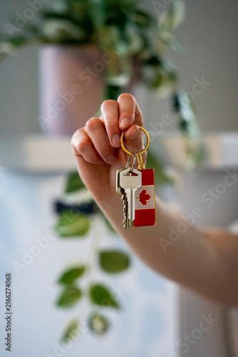 Foto Close-Up of New Home Keys With Canadian Flag Keychain Vertical
