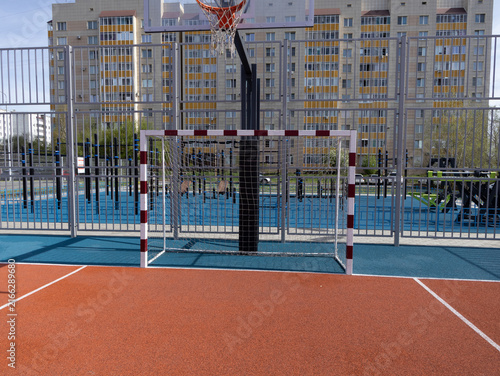 Cuadro en lienzo Unoccupied urban outdoor court with basketball hoop and mini goal in sunny court