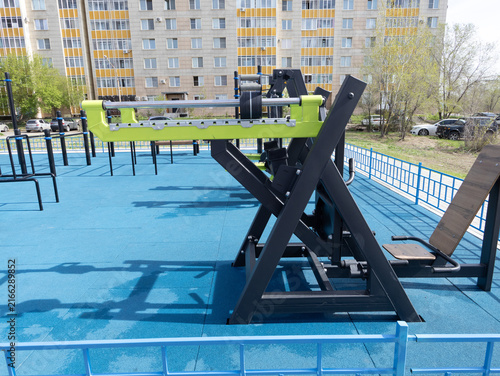 Foto Lime-green and black outdoor gym equipment idle in a residential apartment compl