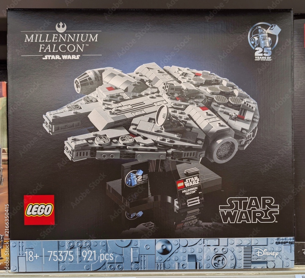 Fototapeta premium Caja de construcción de 25 years of Lego Star Wars, Millennium Falcon, en una tienda Carrefour, Madrid, España, 8 de junio de 2026